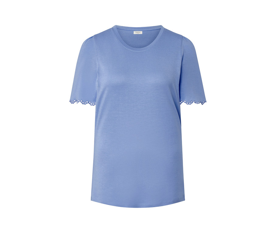 Ein hellblaues Shirt mit Raffung und kurzen Ärmeln.