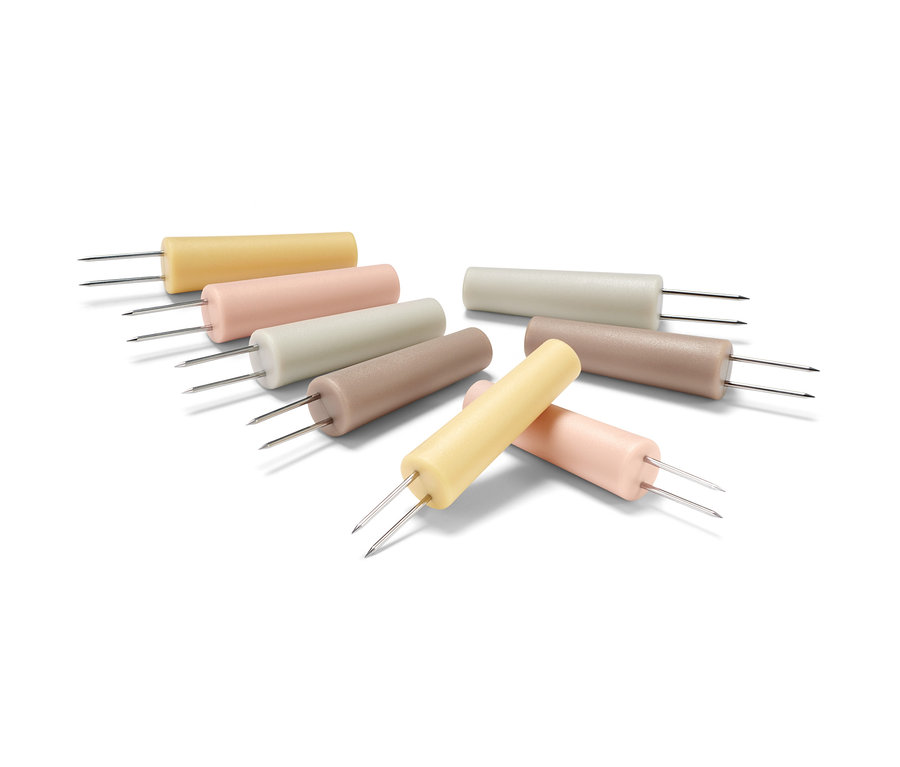 Acht Maiskolbenhalter in verschiedenen Farben.