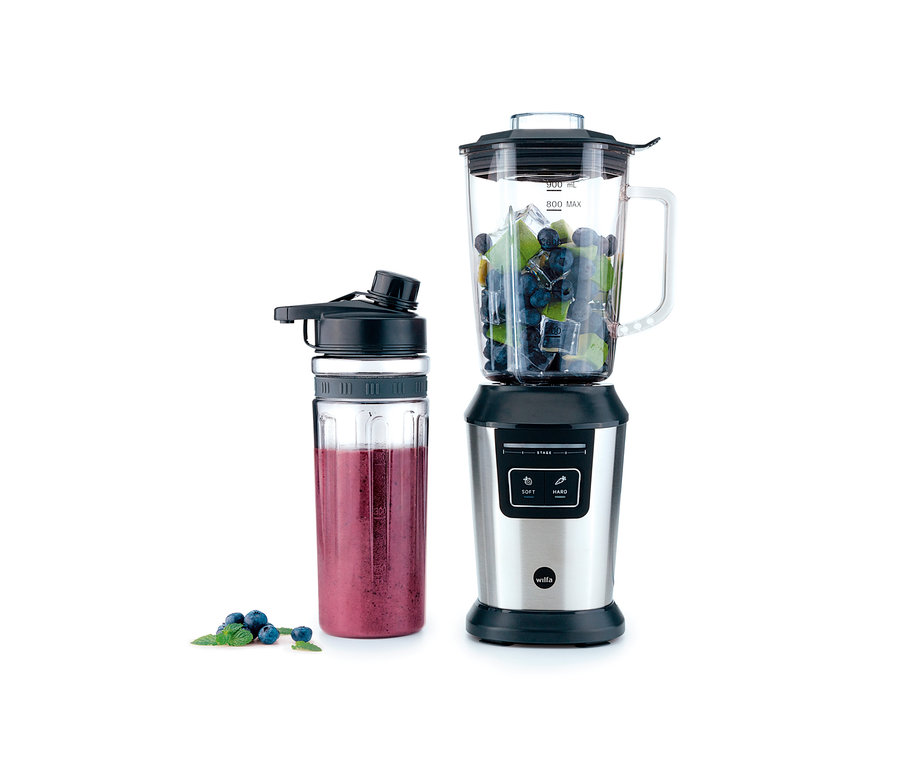 Silberner Wilfa Mixer »ACTIVLIFE B2GS-T« mit Obst und Smoothie-Getränk.