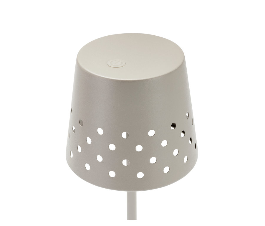 Detail einer LED-Akku-Stehleuchte aus Metall mit runden Löchern.