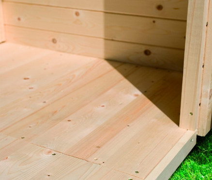 Detailaufnahme vom Inneren eines Holzgartenhauses mit Holzboden und Wänden.