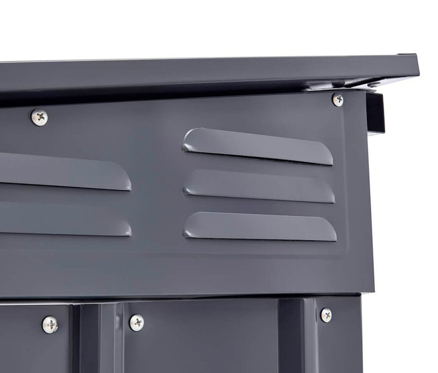 Detailansicht einer grauen Gerätebox mit Lüftungsschlitzen und Schrauben.