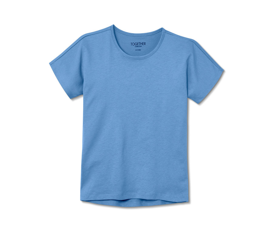 Ein blaues Shorty-Pyjama liegt auf einem weißen Hintergrund.