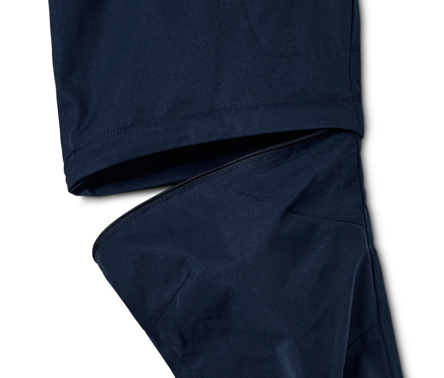 Detailansicht einer 2-in-1-Funktionshose, bei der ein Hosenbein mit einem Reißverschluss abgenommen wurde.