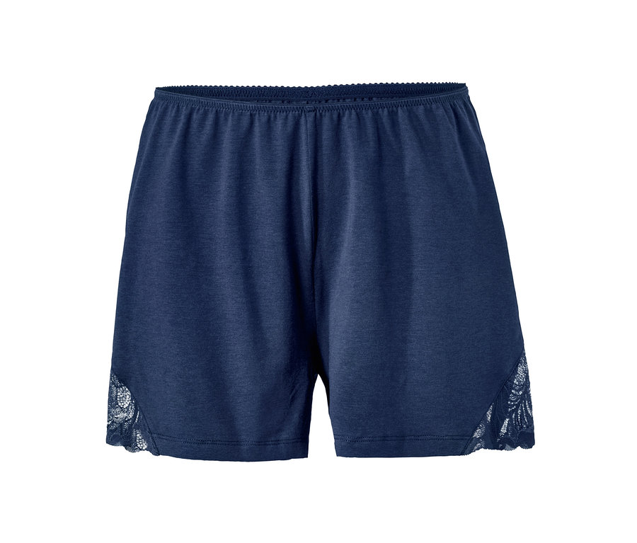 Dunkelblaue Shorts.