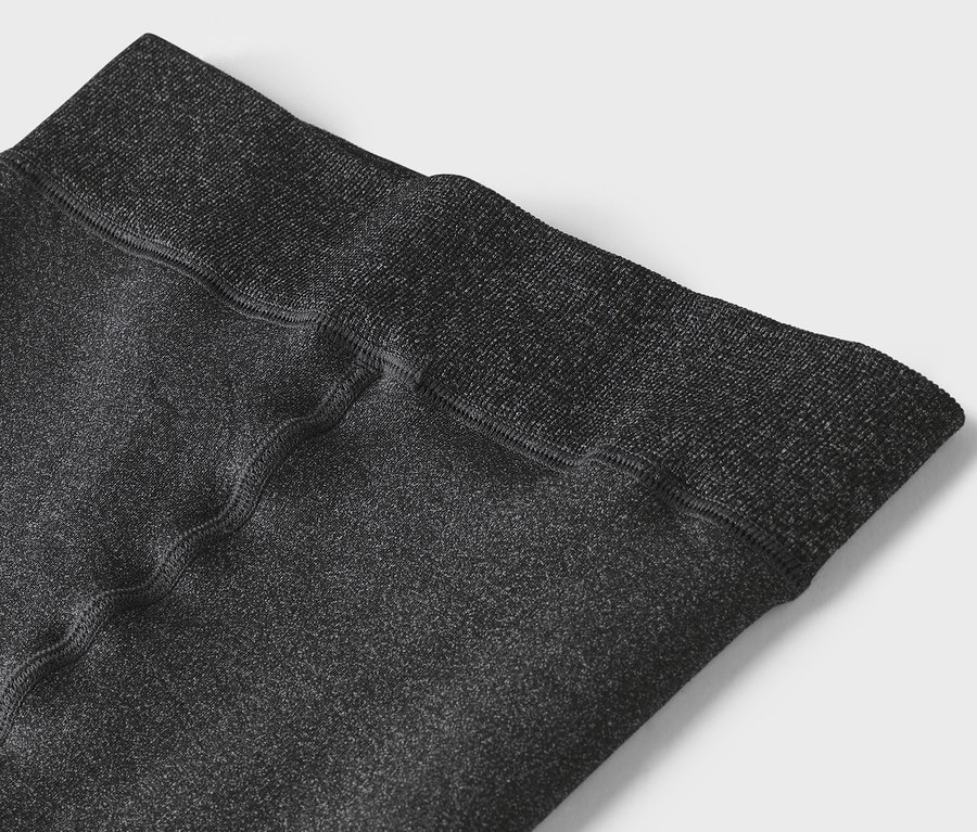 Detailaufnahme des Bundes einer grauen Leggings.