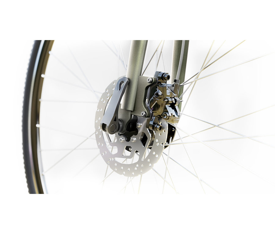 Detailaufnahme eines Fahrrads mit Scheibenbremse und silbernen Speichen.