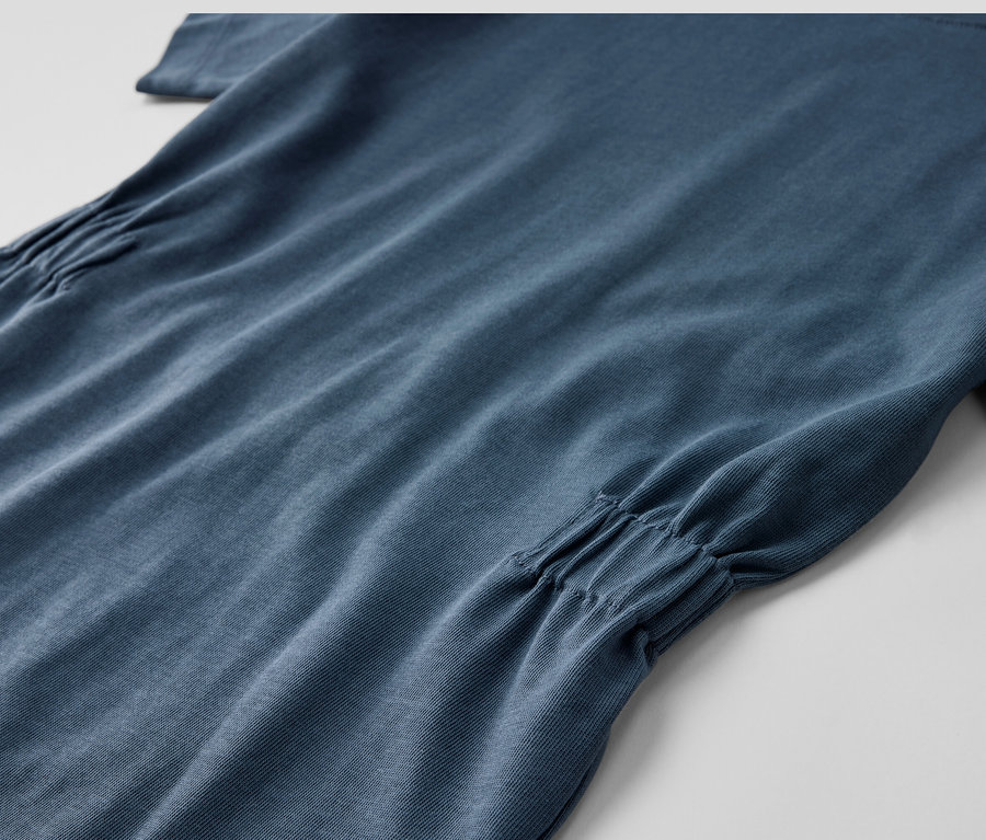 Detailansicht blaues Kinder-Heavy-Jersey-Kleid.