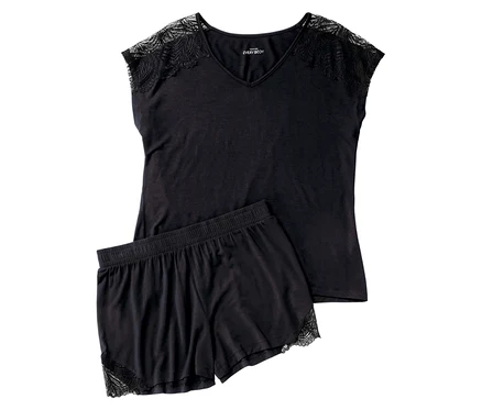 Ein schwarzer Shorty-Pyjama mit Spitze an Schultern und Beinen.