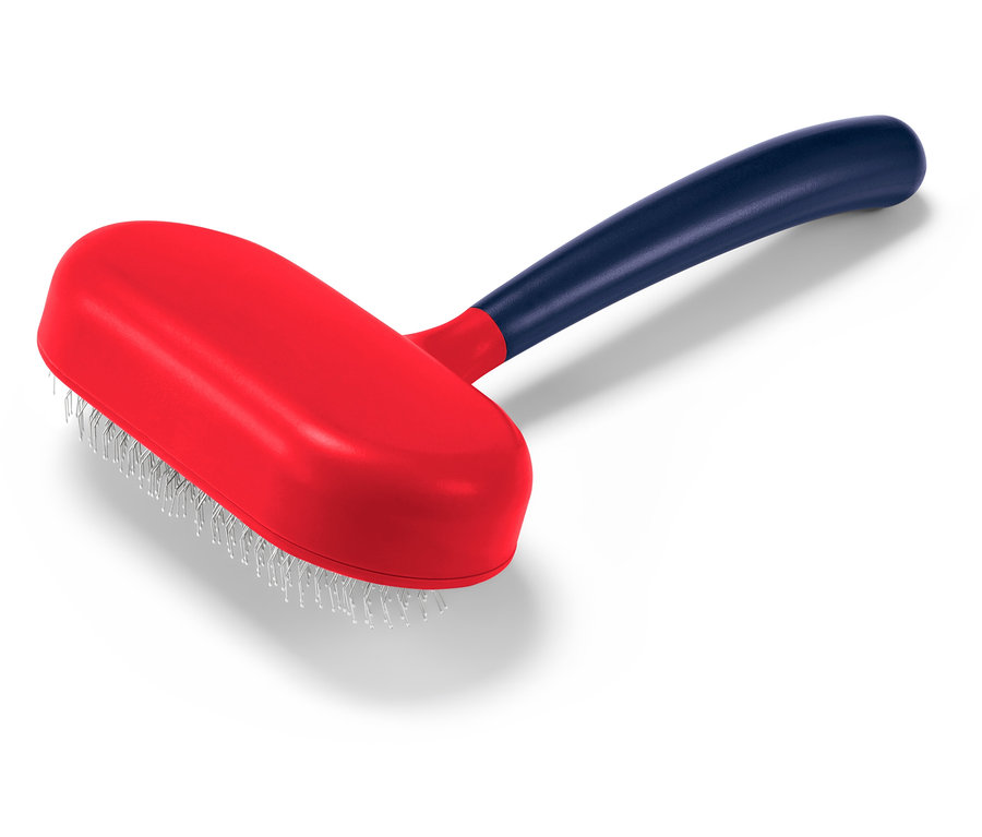 Eine rote Tierbürste mit blauem Griff liegt auf einem weißen Hintergrund.