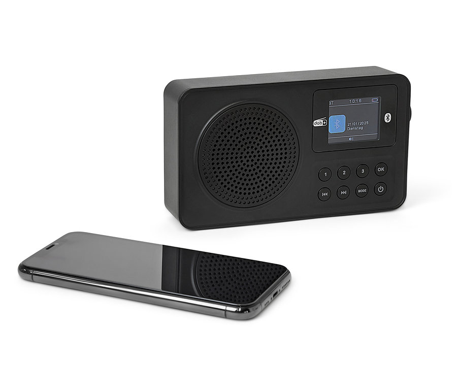 Schwarzes DAB+/ FM-Radio neben einem schwarzen Smartphone.
