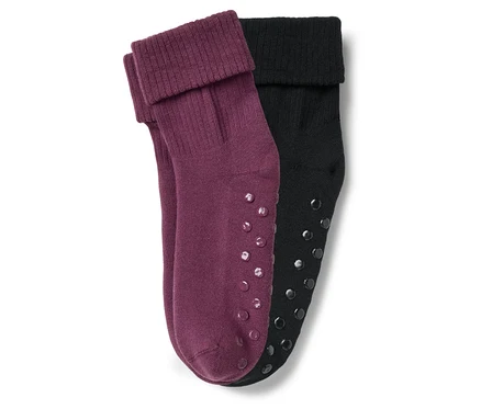 Zwei Paar Socken mit Anti-Rutsch-Noppen: ein Paar in Burgunderrot, das andere in Schwarz.