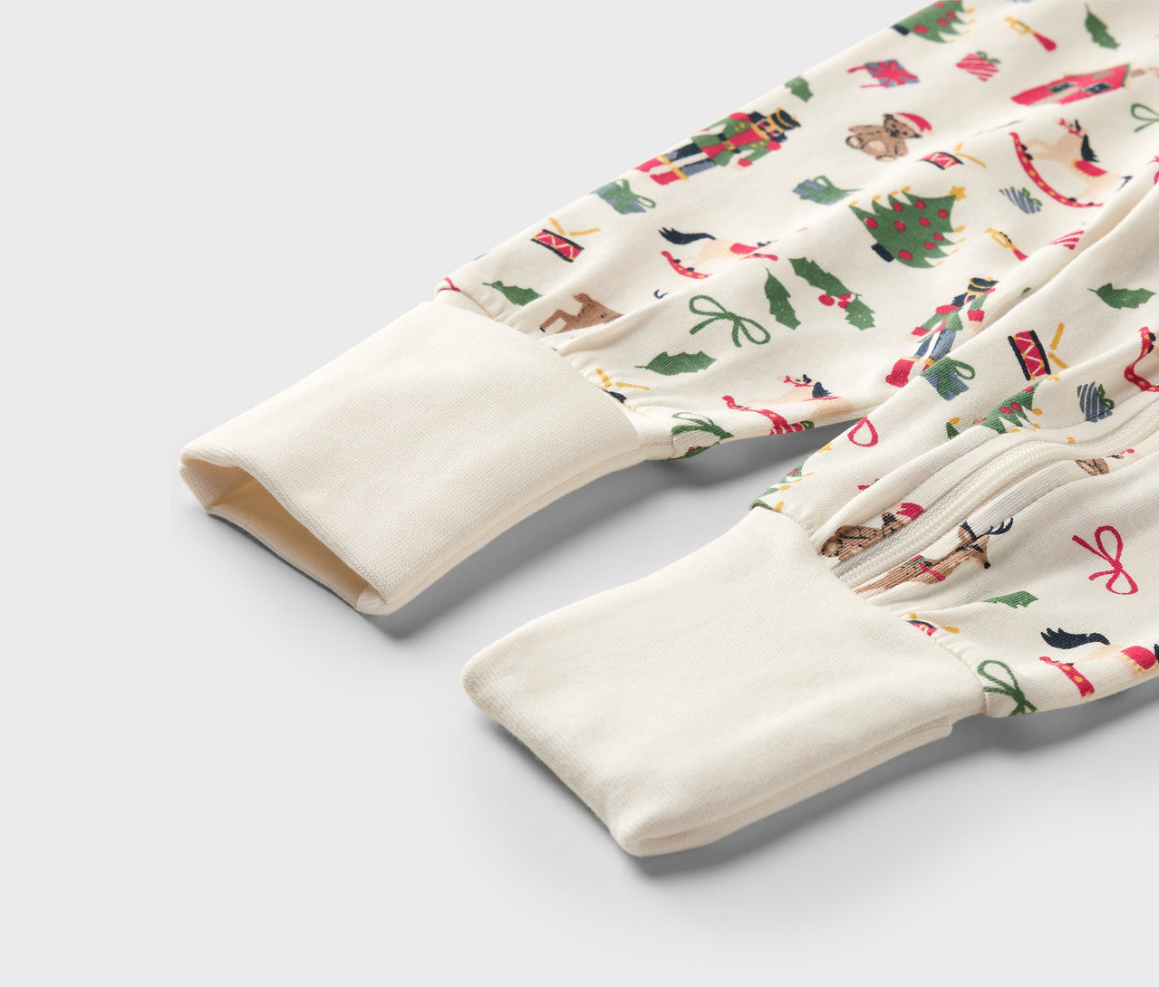 Detailaufnahme Ärmel eines Kinderpyjamas mit Weihnachtsmotiven.