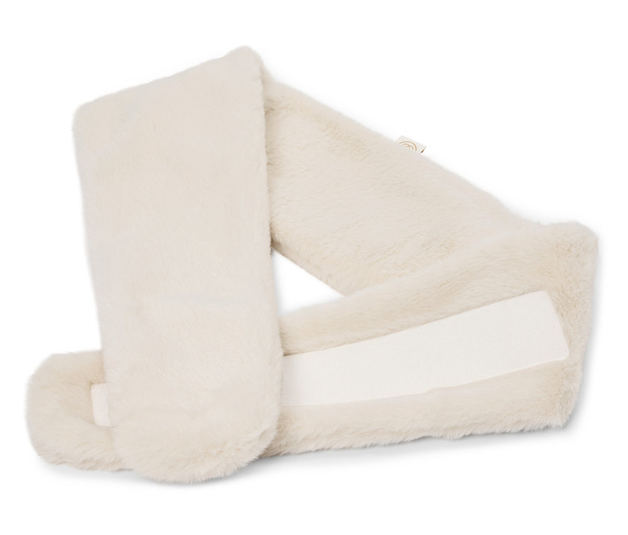 Ein cremefarbener, gefütterter Kunstfellschal mit weißem Klettverschluss liegt auf einem weißen Hintergrund.