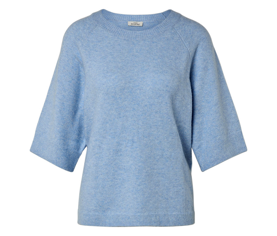 Hellblauer Pullover mit kurzen Ärmeln.