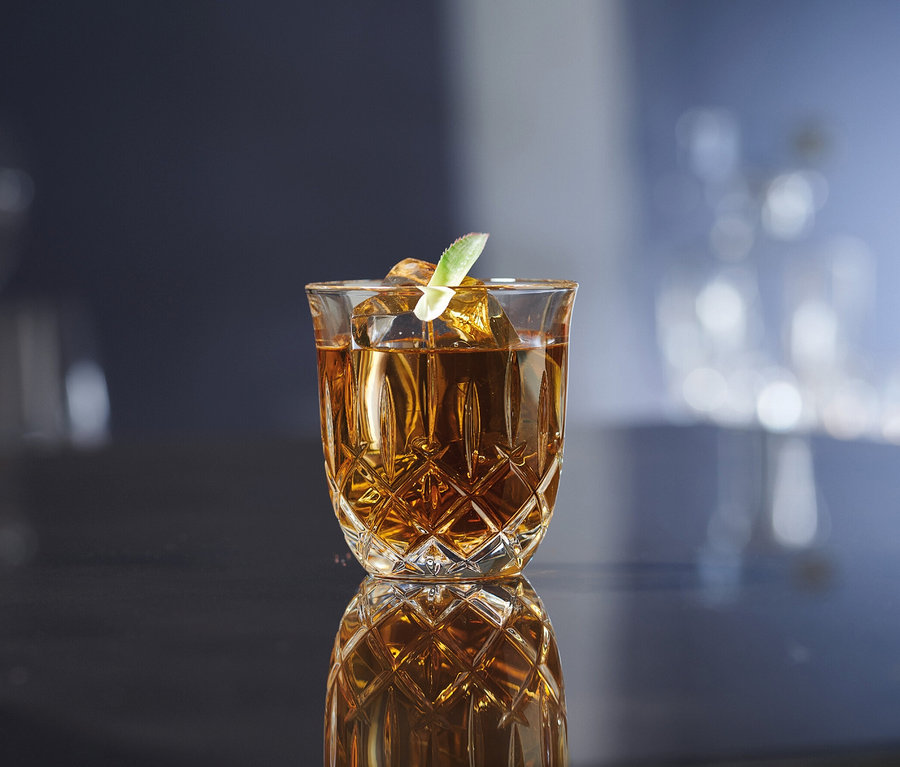 Ein Nachtmann Cappuccinoglas »Noblesse« gefüllt mit einem Getränk, Eiswürfeln und einer Garnitur.