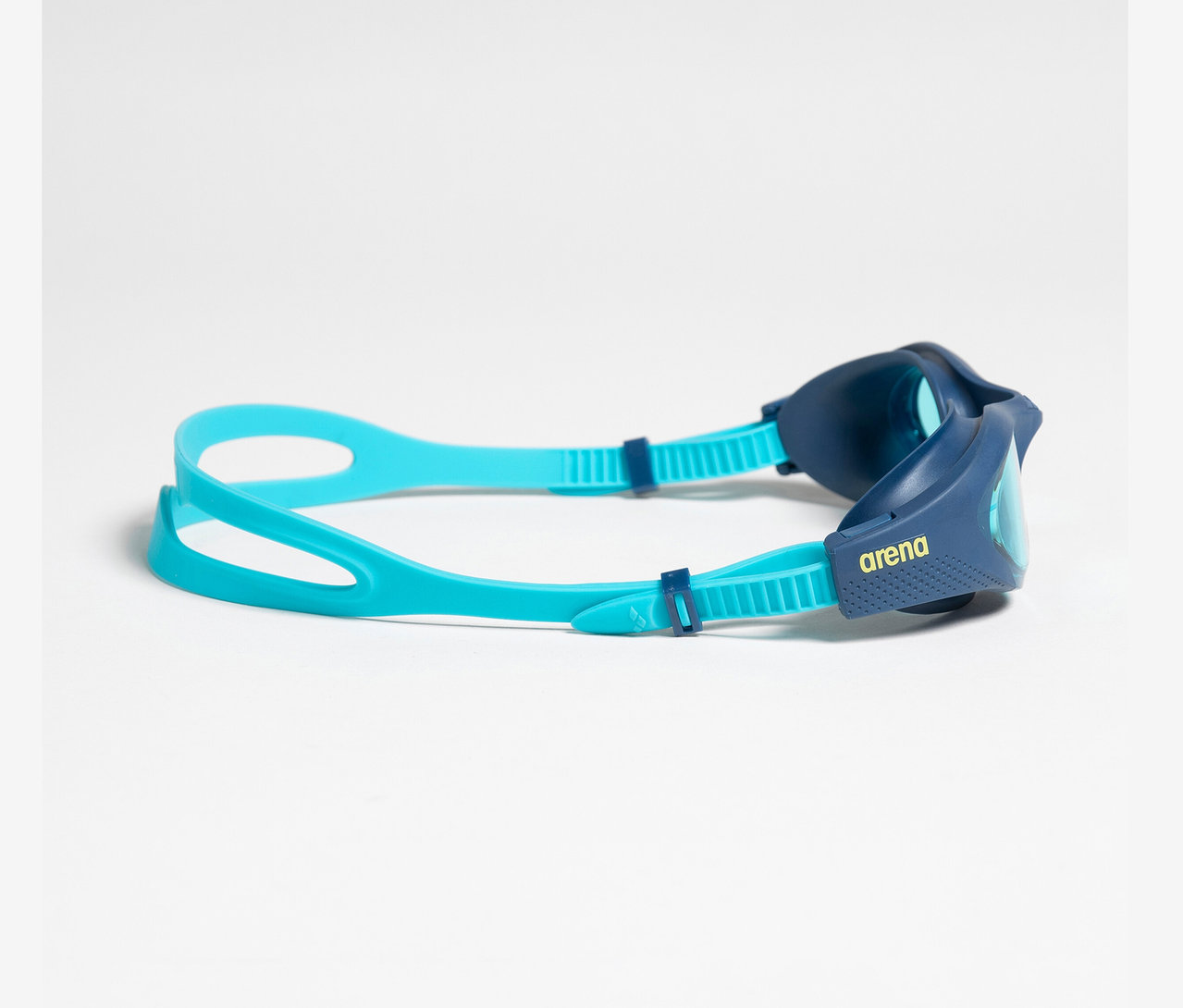 Blau-türkise Arena Kinder-Schwimmbrille The One JR auf weißem Hintergrund.