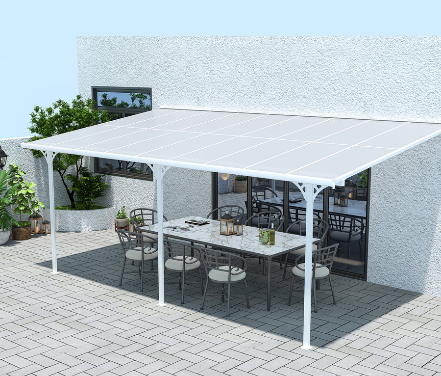 Weiße Terrasse mit Tisch und Stühlen unter einer weißen Terrassenüberdachung, Breite ca. 556 cm.