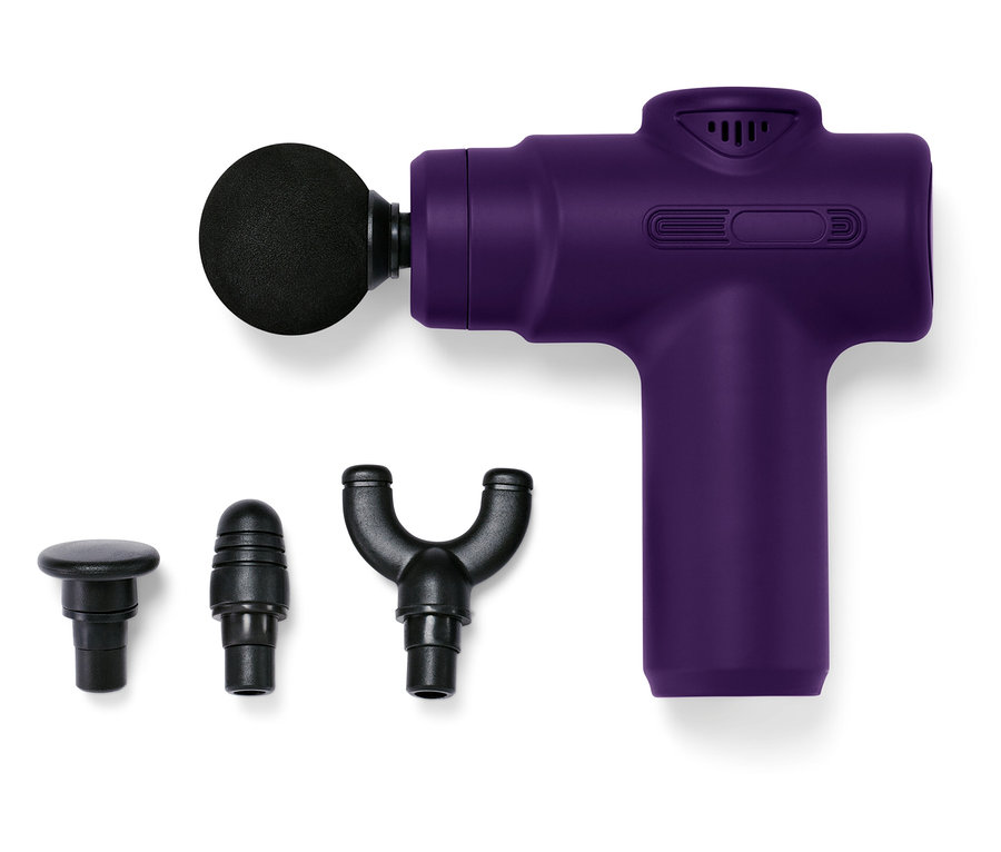 Eine violette Massagepistole mit verschiedenen Aufsätzen auf weißem Hintergrund.
