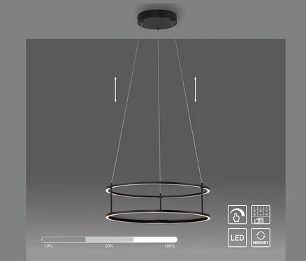 Schwarze, runde LED-Hängeleuchte an drei Seilen.
