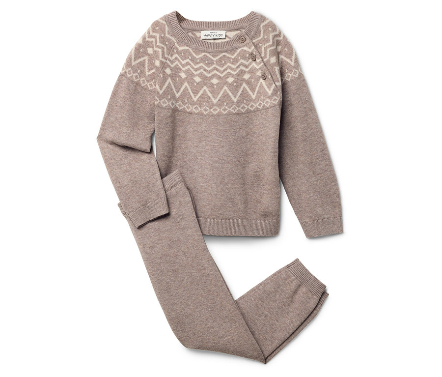 Brauner Pullover mit langen Ärmeln und braune Hose.