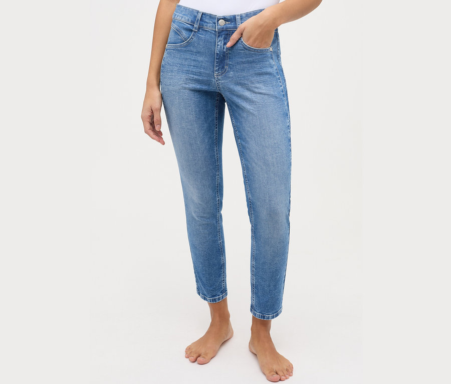 Frau trägt Angels Jeans »Ornella Seam« Slim Fit 7/8, light blue.