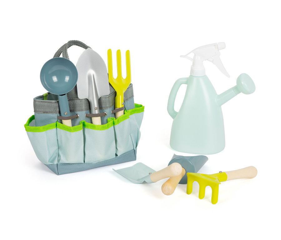 Gartengeräte im small foot Gartentasche mit Werkzeug und Gießkanne daneben.