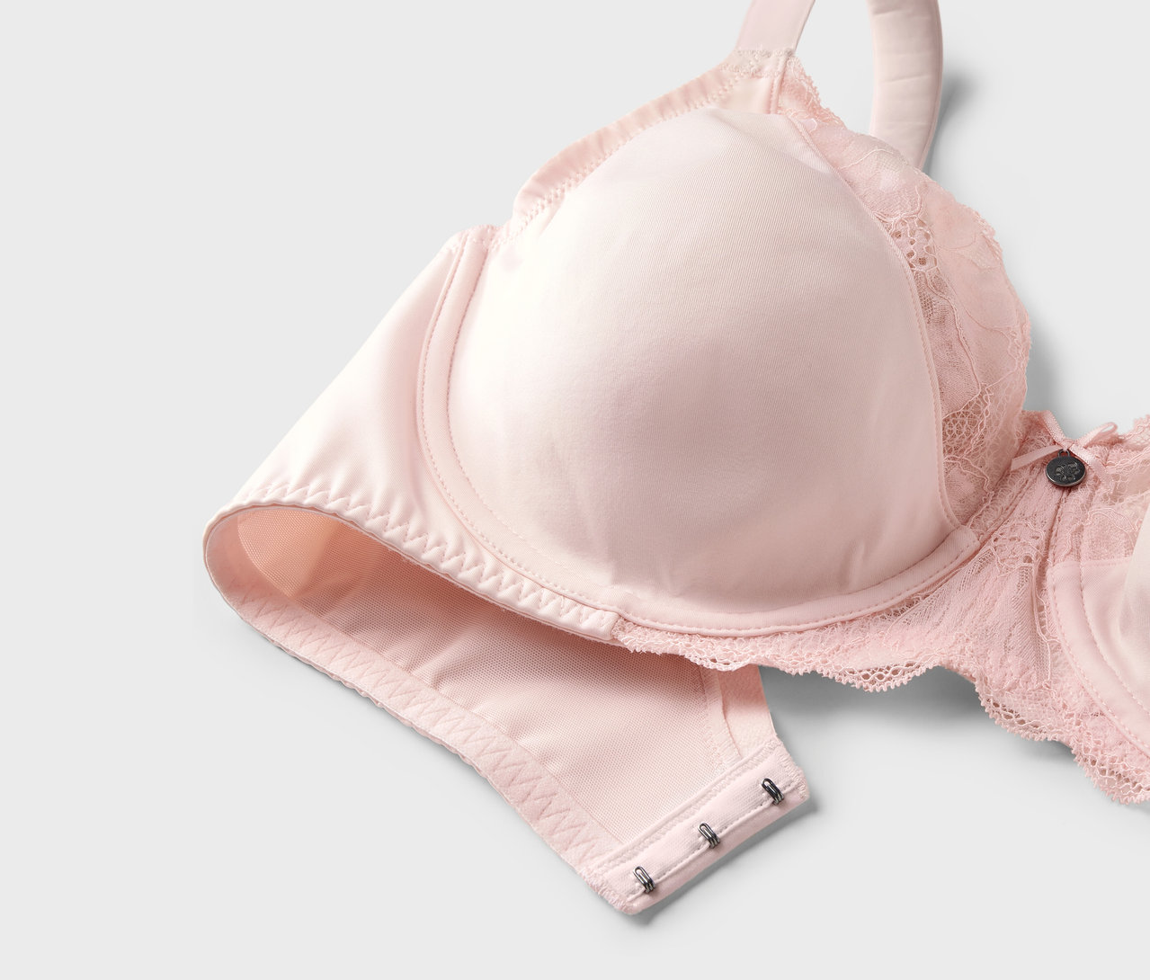 Roséfarbener Minimizer-BH mit Spitzendetails.