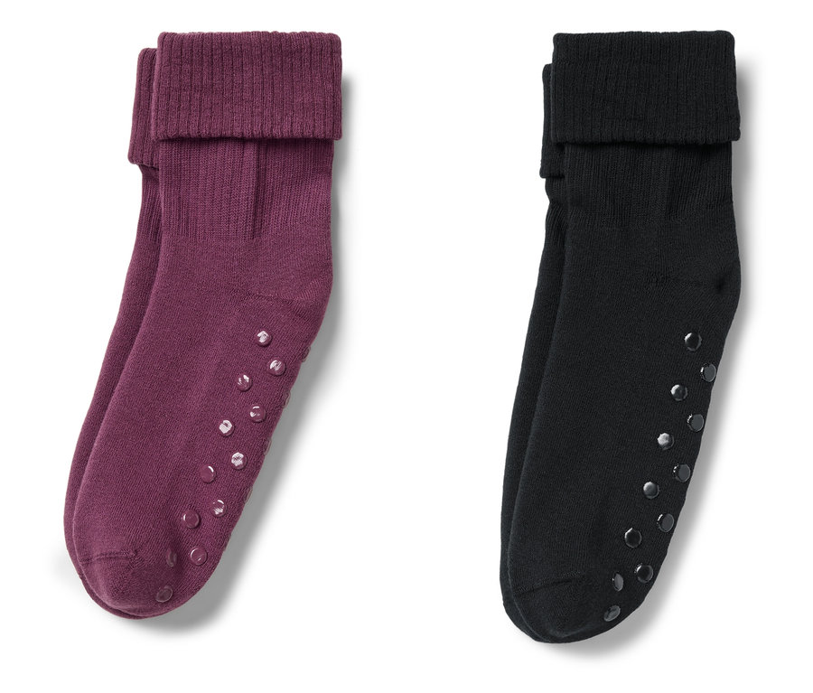Zwei Paar Socken: ein Paar weinrot und ein Paar schwarz, beide mit Anti-Rutsch-Noppen.