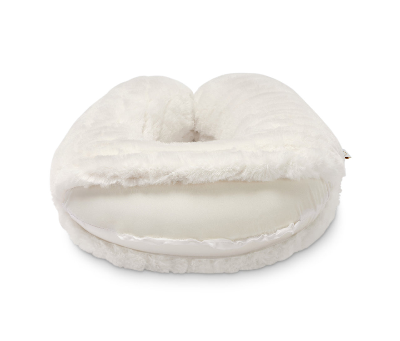 Ein Memory-Foam-Nackenkissen auf einem weißen Hintergrund.