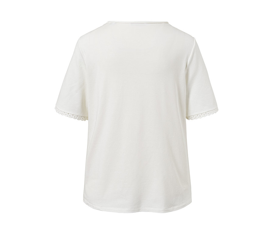 Detailansicht eines weißen Shortypyjama-T-Shirts mit kurzen Ärmeln und Spitzenbesatz.