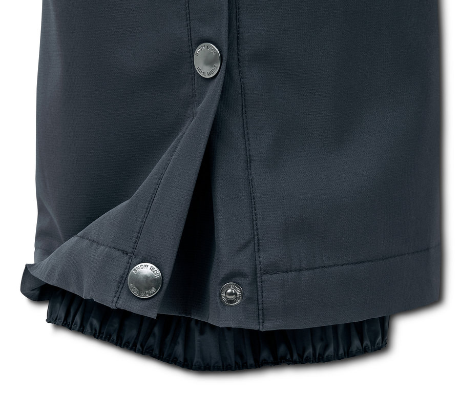 Detail einer blauen Ski- und Snowboardhose mit Knöpfen.