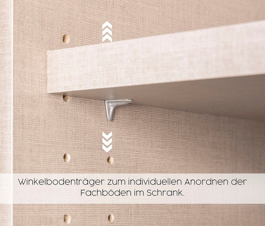 Detailansicht des Innenraums eines weißen, 6-türigen rauch Drehtürenschranks »Skandi« mit Regalboden und Regalbodenhalter.
