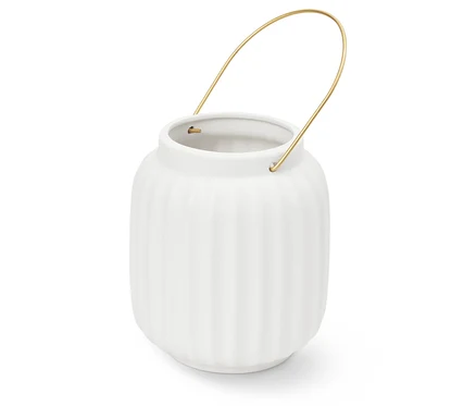 Weiße Keramikvase mit geriffelter Oberfläche und goldenem Griff.