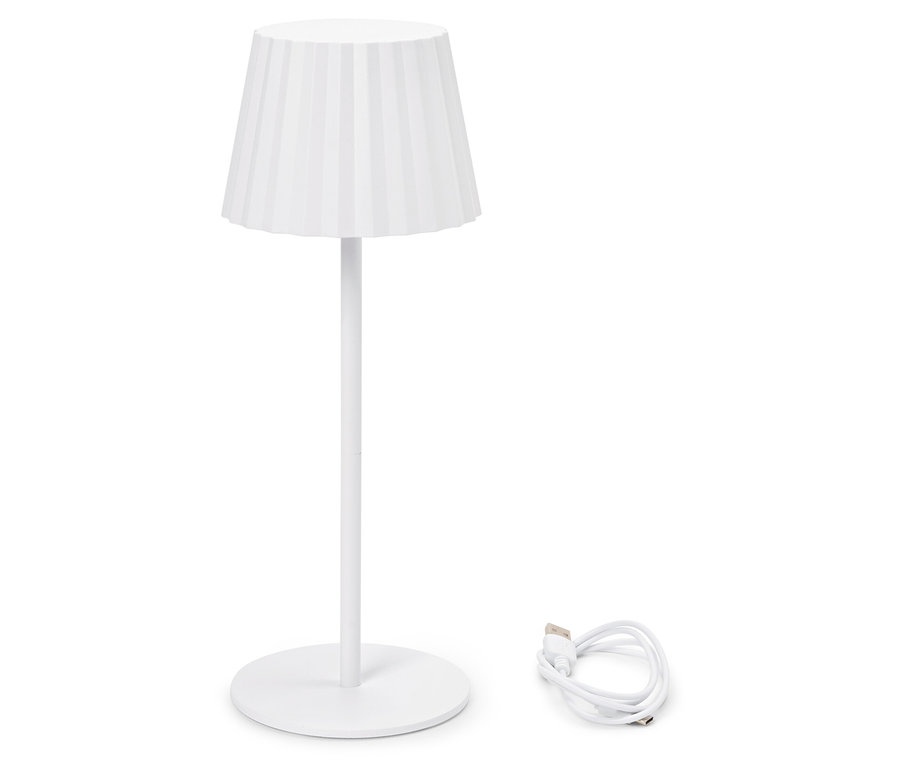 Weiße Lampe mit Plisseeschirm und USB-Kabel.