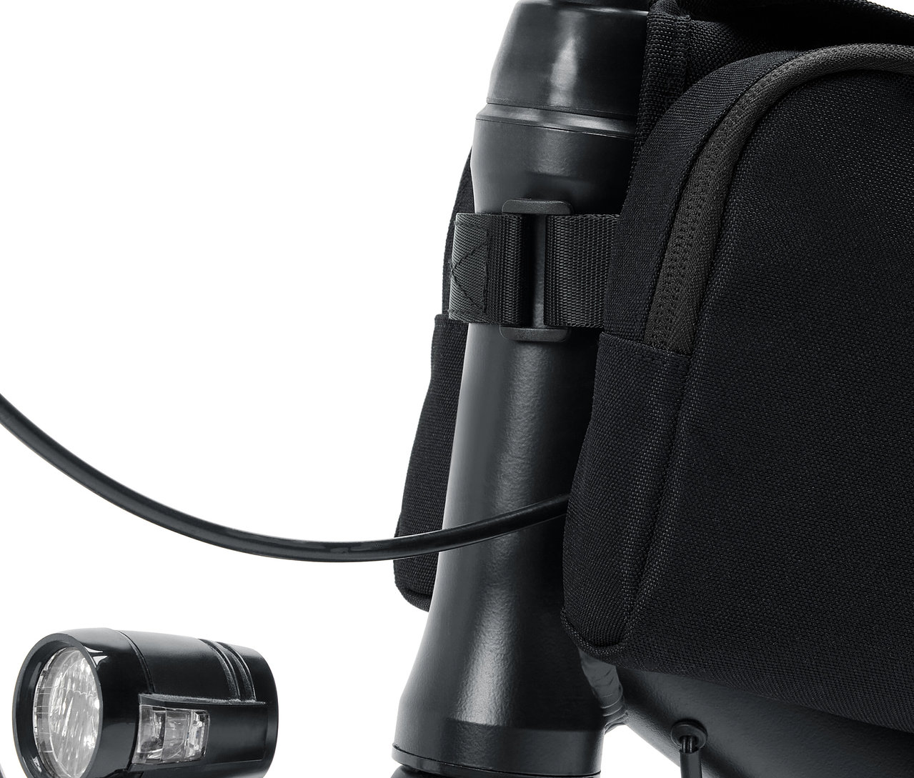 Nahaufnahme eines Fahrradlenkers mit Lampe und schwarzer Tasche.