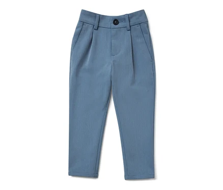 Eine blaue Kinder-Chinohose liegt auf einem weißen Hintergrund.