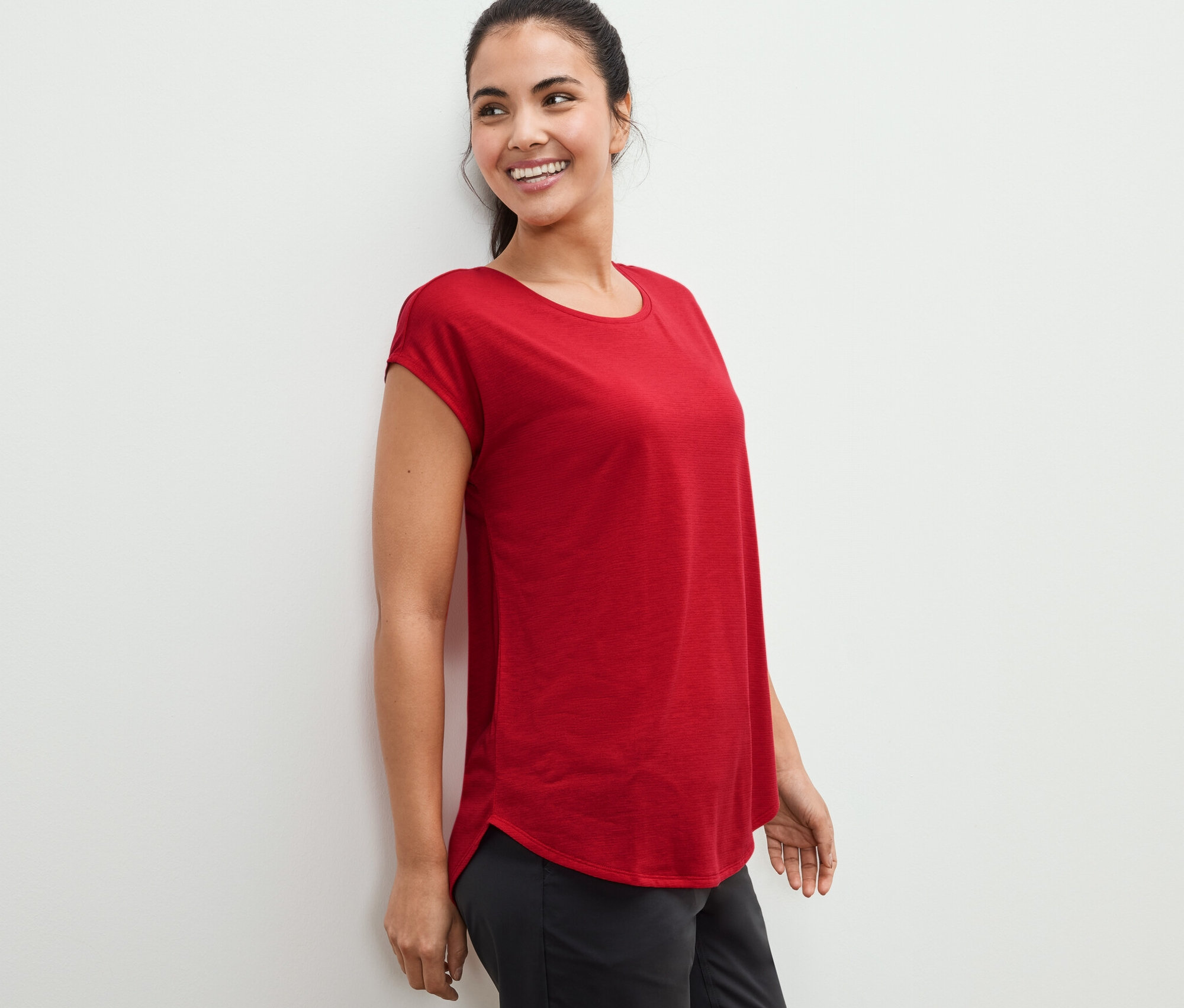 Frau trägt ein rotes Sportshirt.