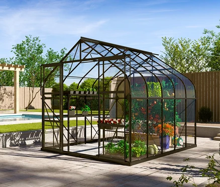 Ein Vitavia Gewächshaus, ESG 8,3 m² inkl. Rahmenfundament steht auf einer gepflasterten Terrasse neben einem Pool.