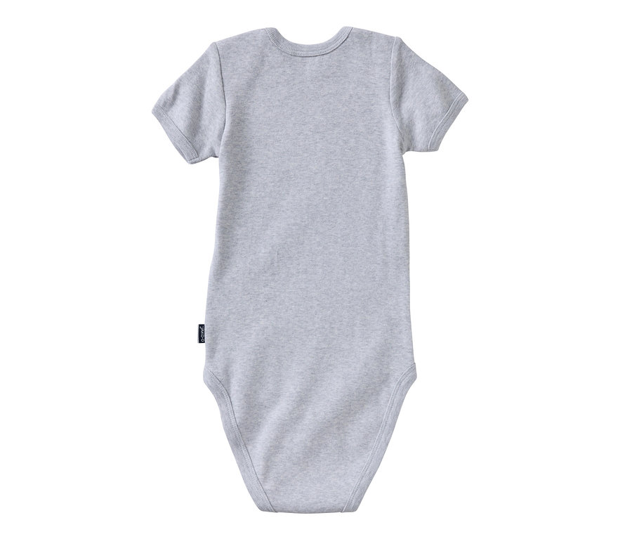 Grauer Babybody mit kurzen Ärmeln. Sichtbar ist einer von zwei Jako-O Baby-Bodys mit Mitwachsfunktion.