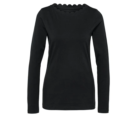 Schwarzes Langarmshirt mit gewelltem Kragen.