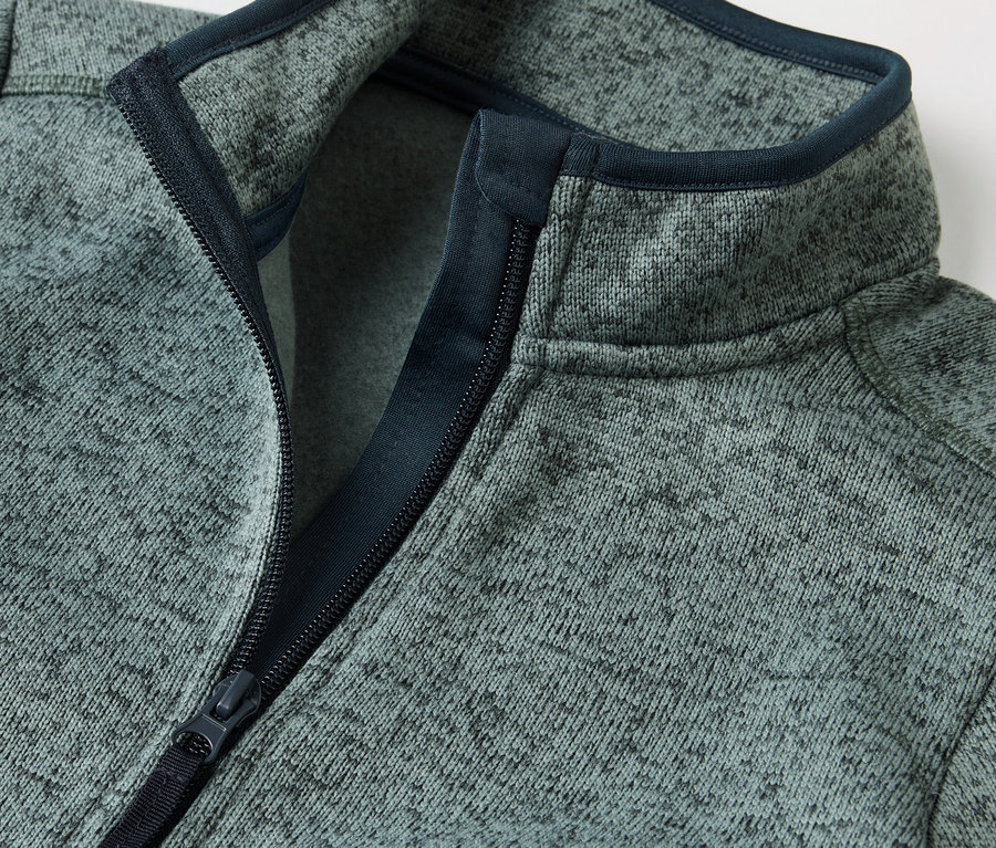 Detailansicht einer Kinder-Hybrid-Strickfleecejacke mit geöffnetem Reißverschluss.