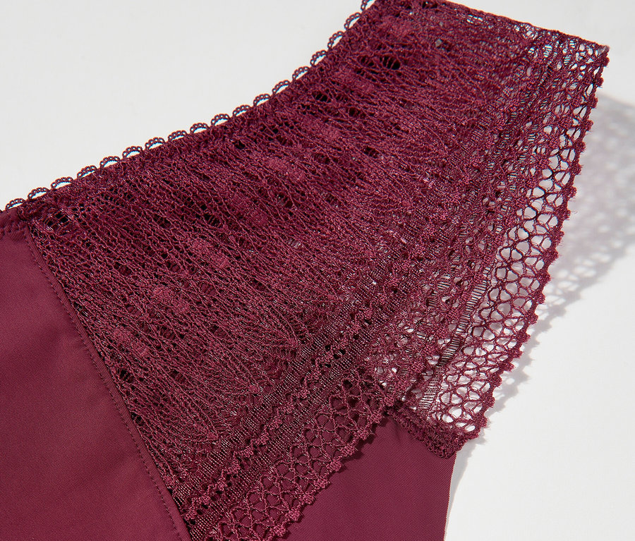 Detailansicht eines bordeauxroten Passionata Slips »Leila« mit Spitze.