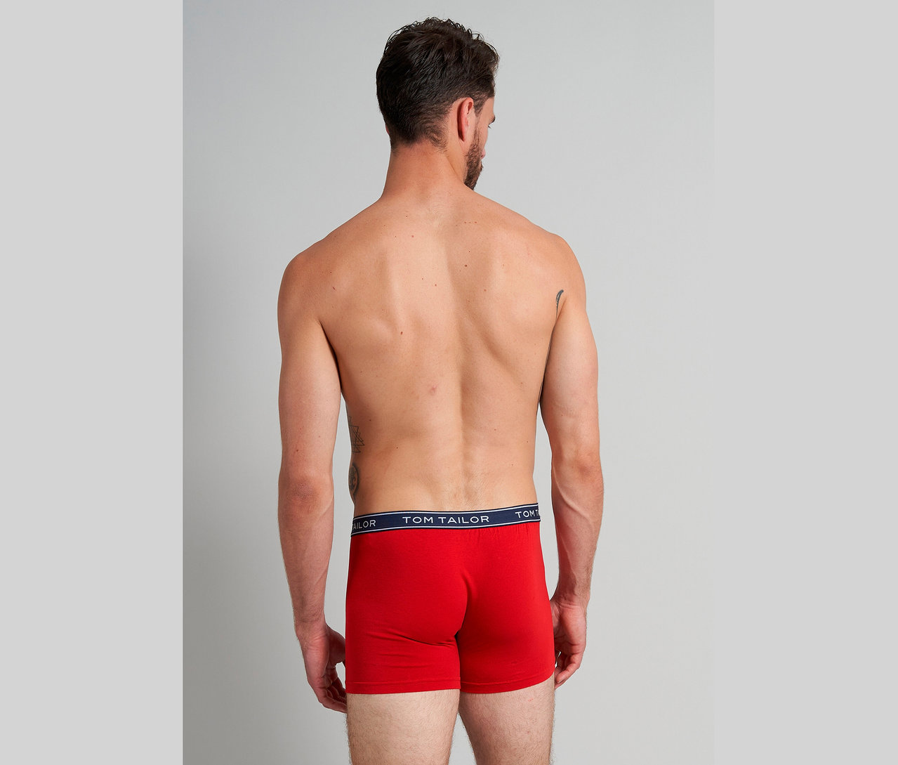 Rückansicht eines Mannes mit roter Tom Tailor Unterhose.