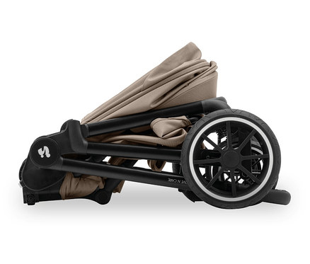 Zusammengeklappter Kinderwagen mit beigem Stoff und schwarzem Gestell auf weissem Hintergrund.