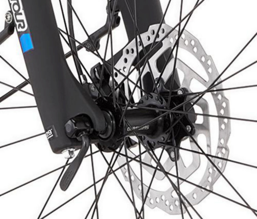 Nahaufnahme vom Vorderrad eines FISCHER ATB E-Bike TERRA 6.8i ULTIMATE, 55 cm mit Scheibenbremse.