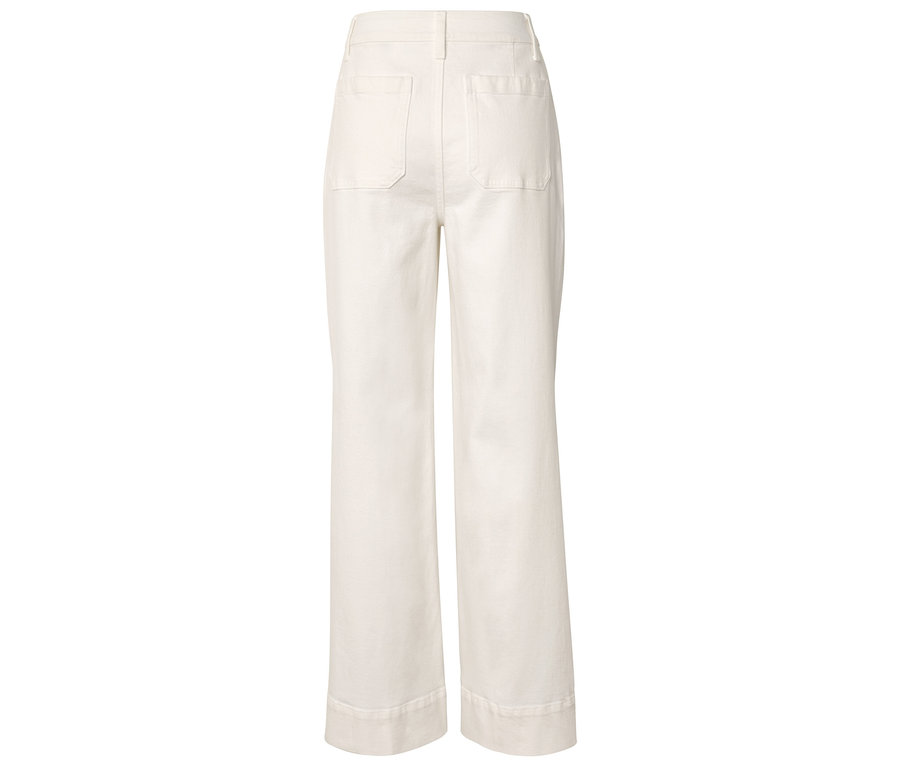 Rückansicht einer weißen, ausgestellten Hose mit Taschen.
