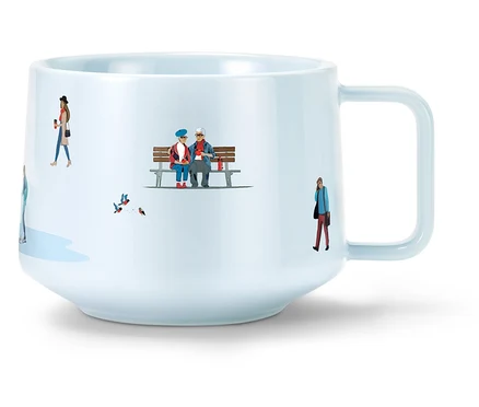 Helle Tasse mit Illustrationen von Menschen im Park.