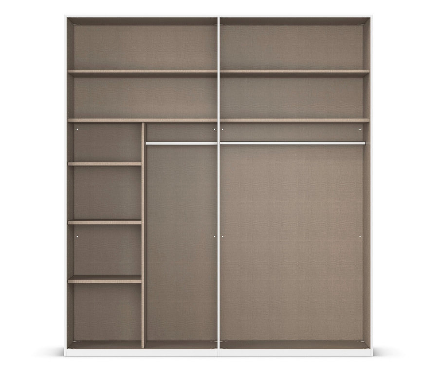 Offener, weißer Kleiderschrank mit Regalen und Kleiderstange.