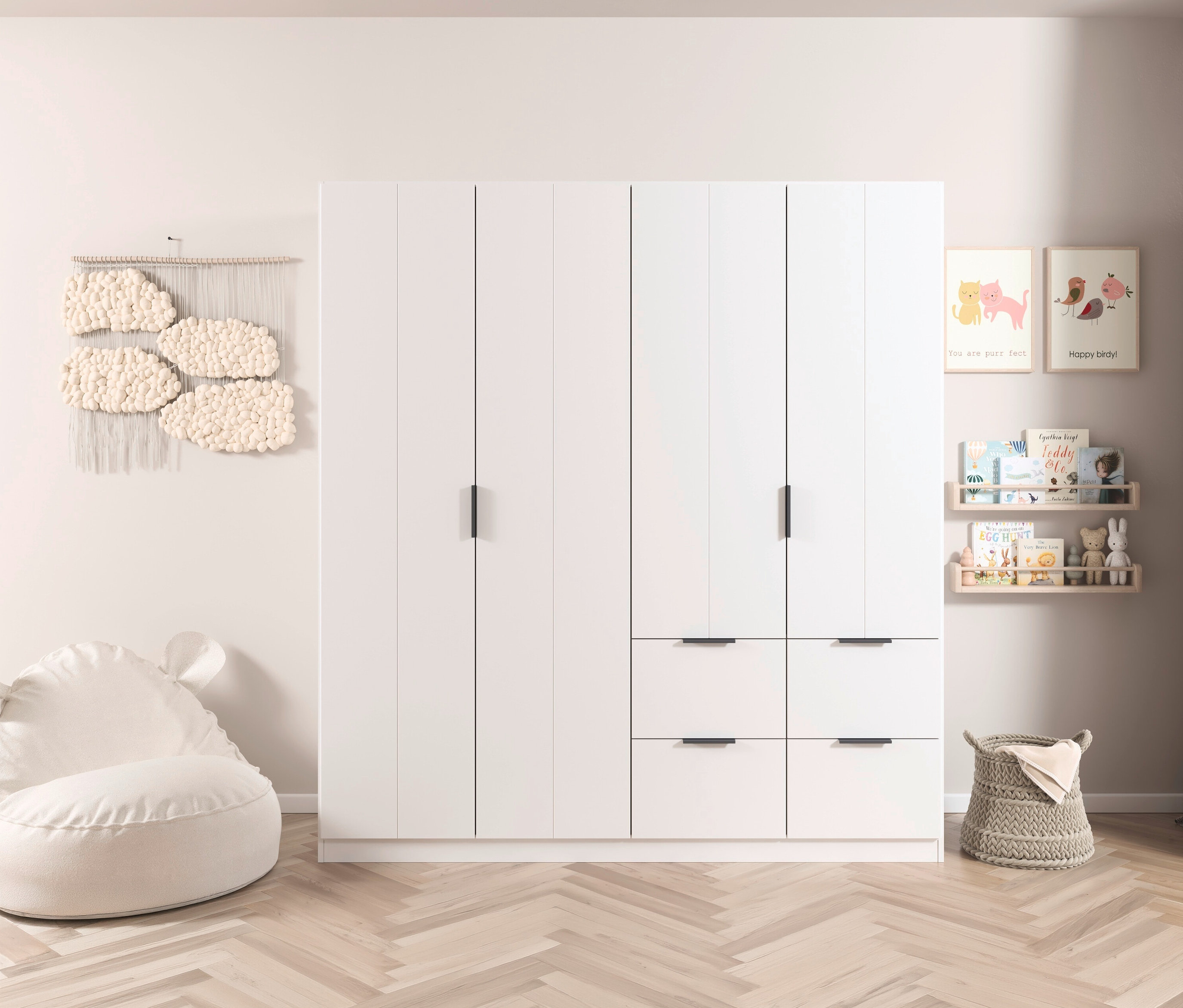 Weißer Schrank mit Schubladen neben Sitzsack, Wandbehang und Regalen mit Büchern und Deko.